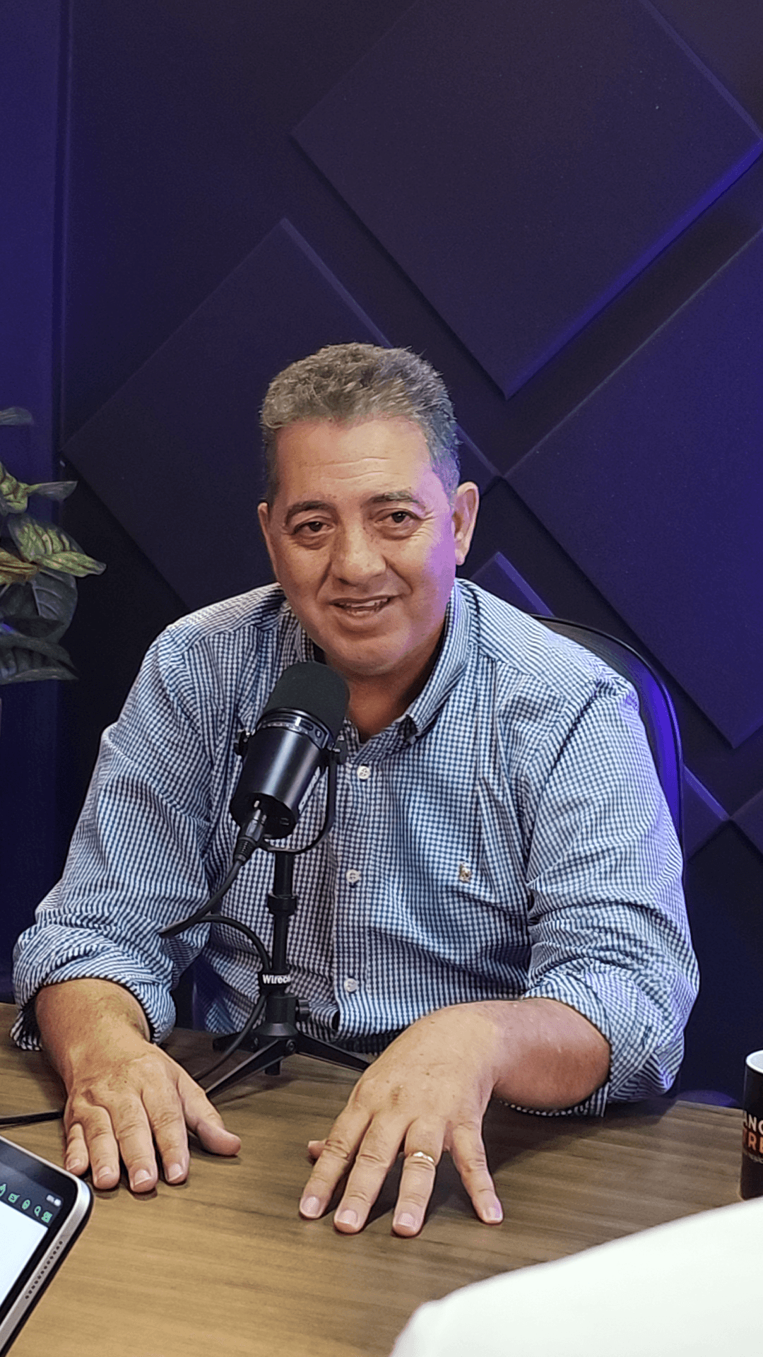 Deputado gravando conteúdo em estúdio profissional Rolândia PR