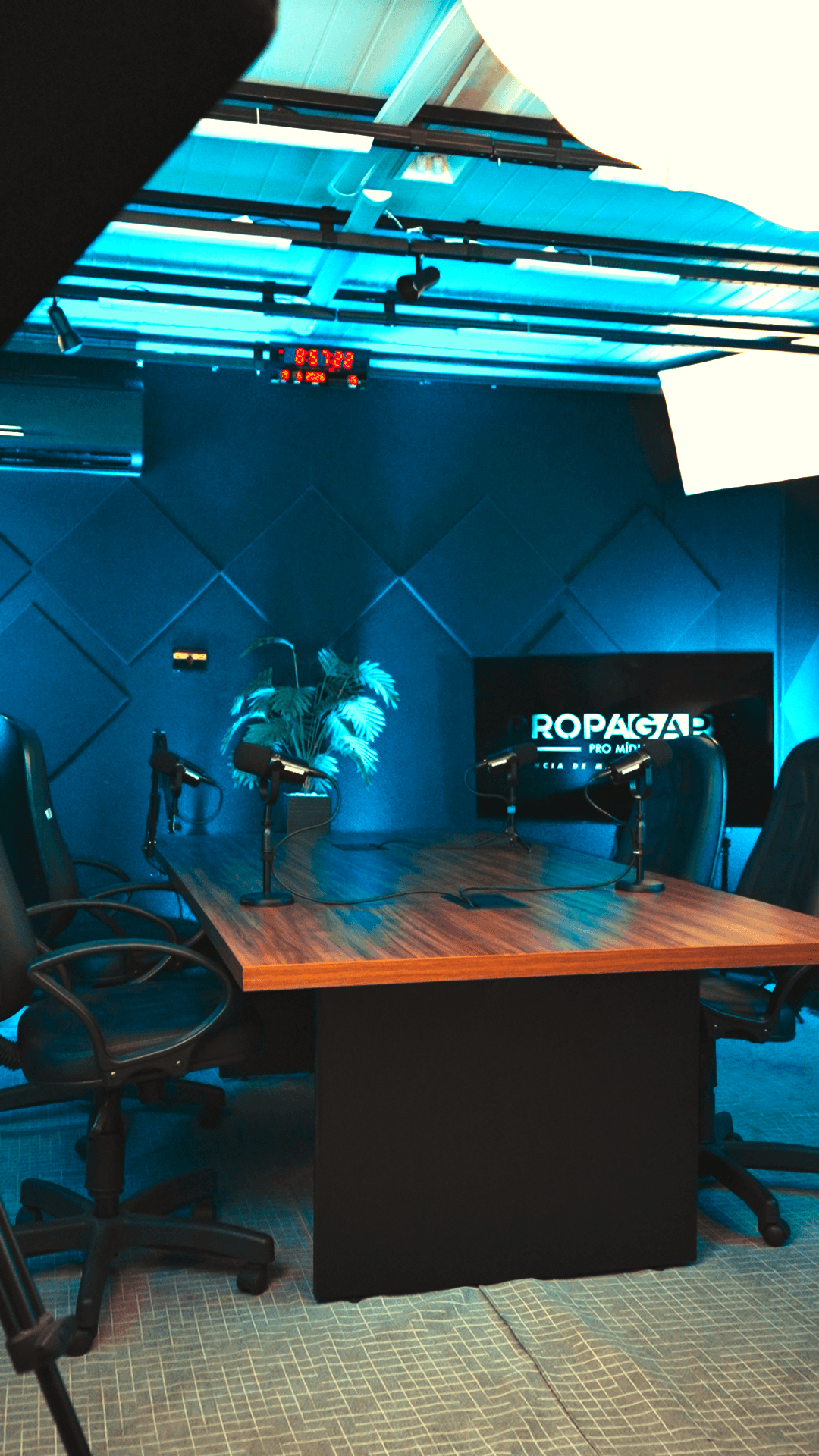 Mesa para podcast com 4 pessoas em estúdio profissional Rolândia PR