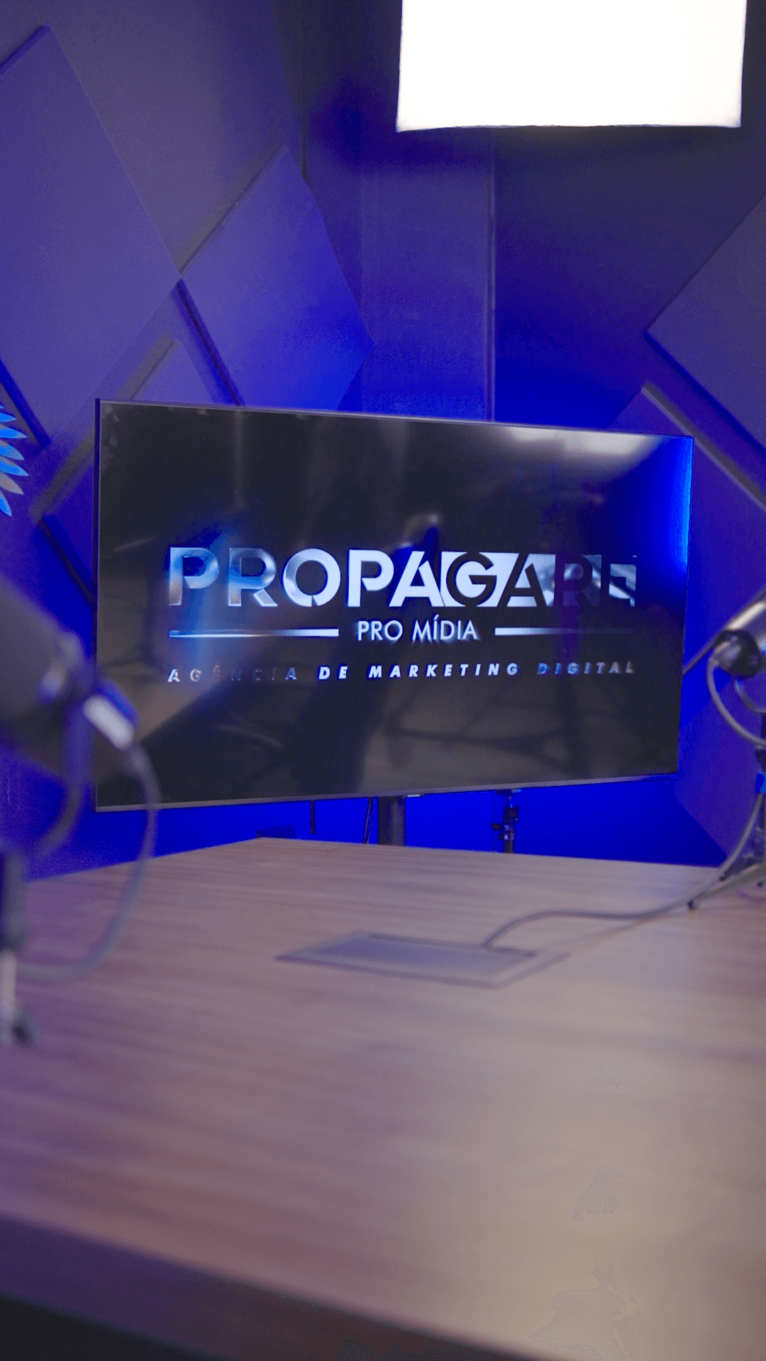 Monitor de bancada em estúdio de podcast Propagare Rolândia PR