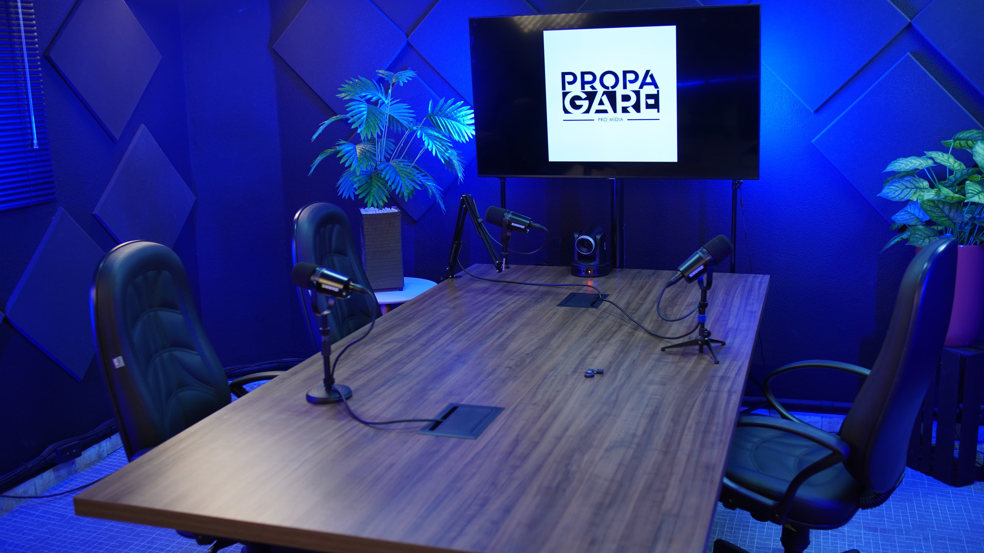 Monitor integrado em estúdio de gravação de podcast Rolândia PR