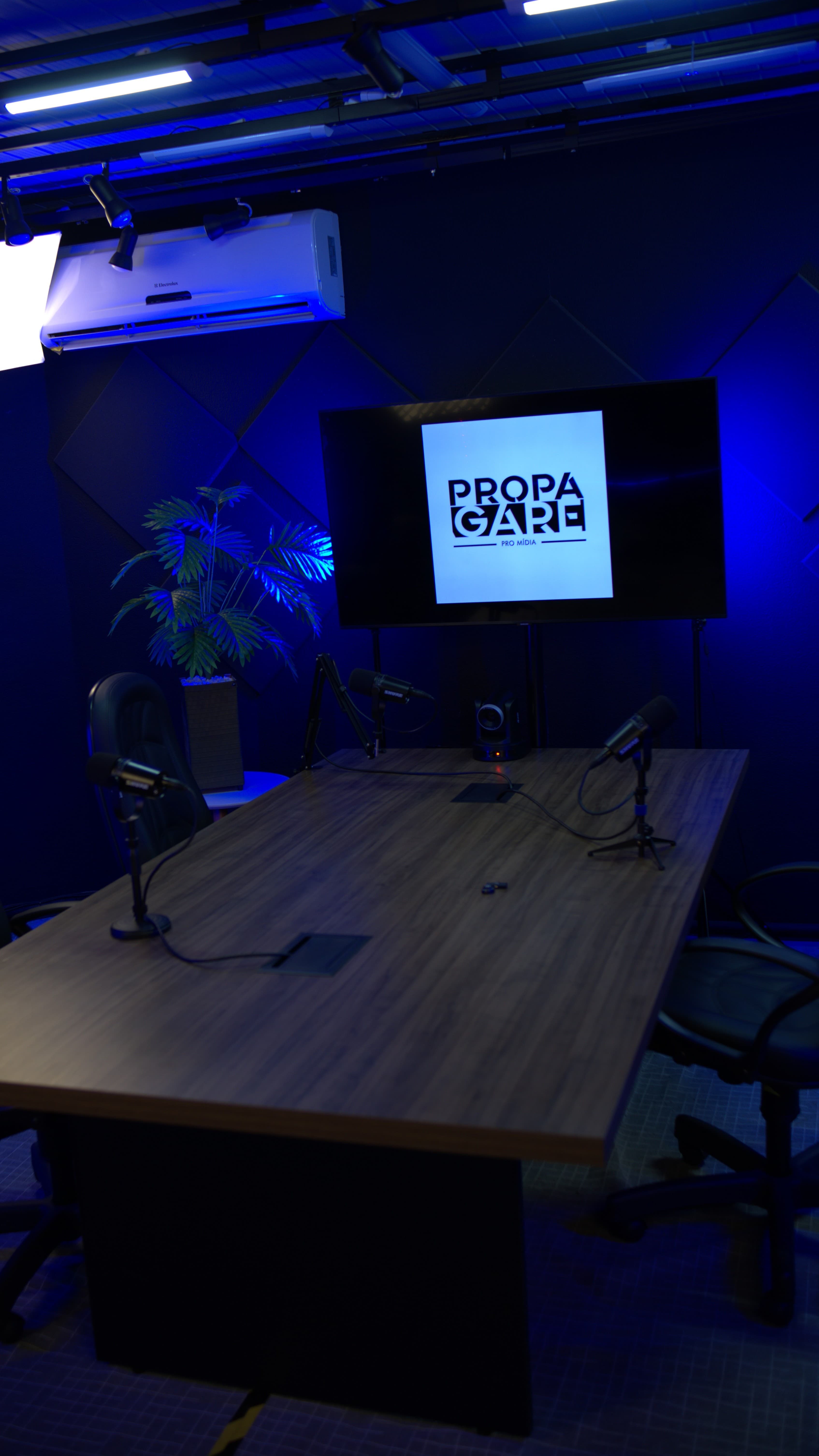 Cenário de podcast com monitor para apresentação em Rolândia PR
